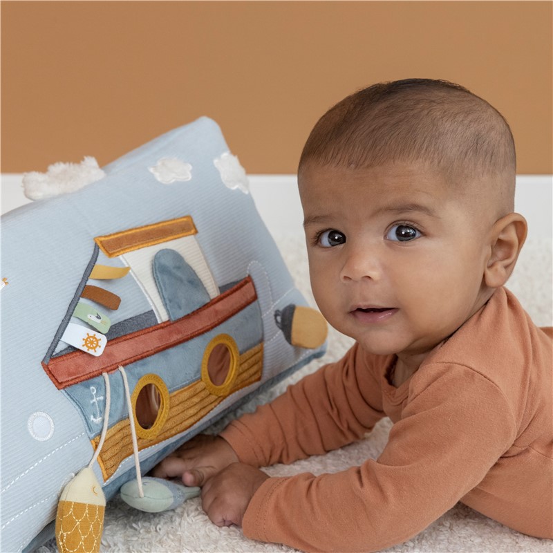 COJÍN DE ACTIVIDADES TRIANGULAR SAILORS LITTLE DUTCH