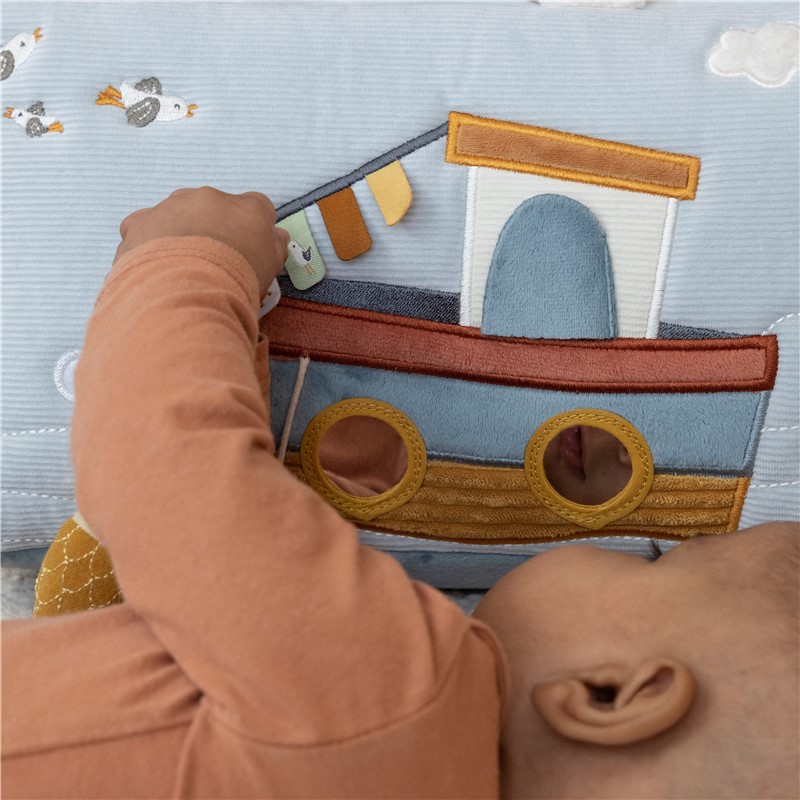 COJÍN DE ACTIVIDADES TRIANGULAR SAILORS LITTLE DUTCH