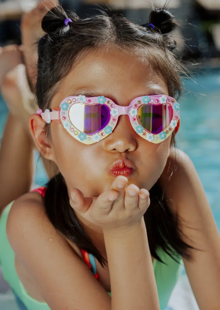 Gafas corazón petalos 4.webp