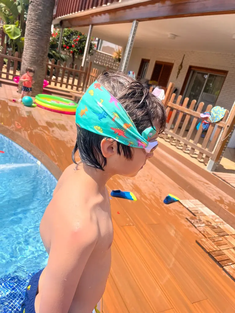 Gafas infantiles azul oscuro con Dinos 1.webp